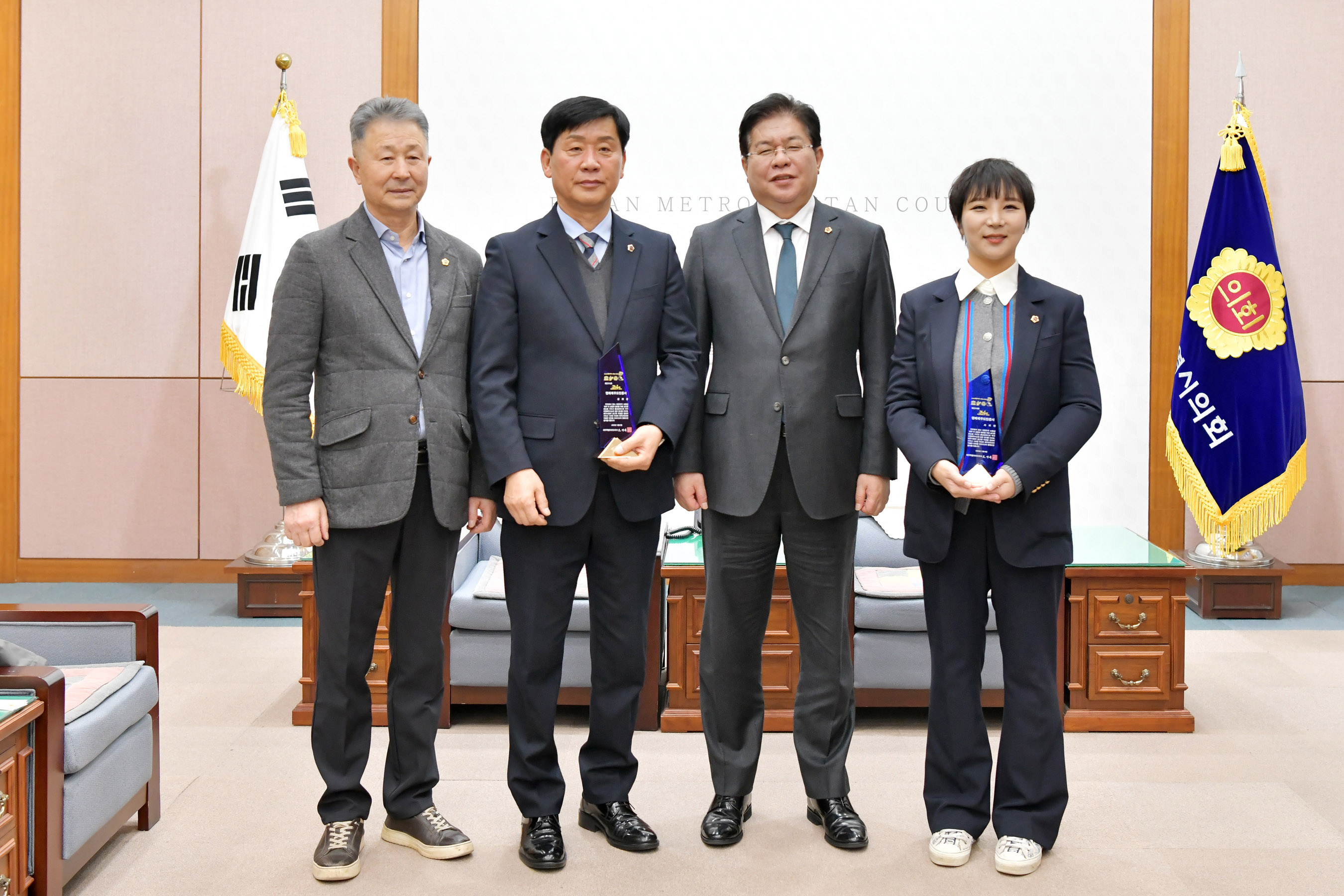 양용만 예결위원장, 김재운 ‧ 서지연 부산광역시의회 의원에 제주특별자치도 명예도민증 수여