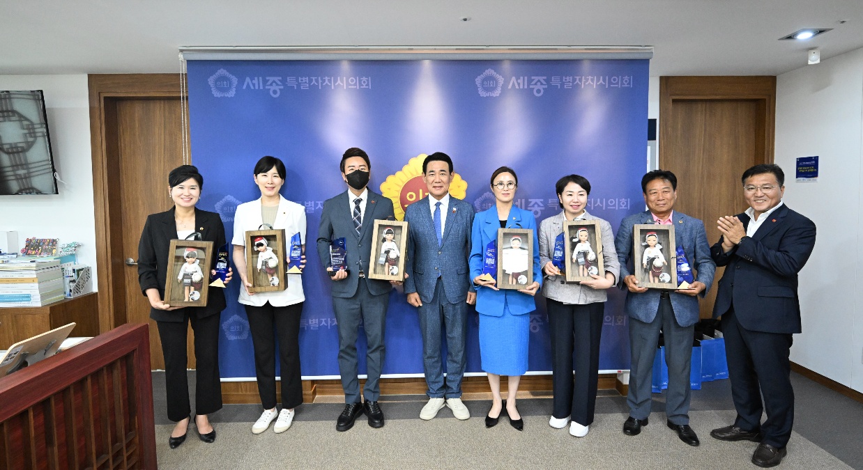 (사진추가)박호형 행정자치위원장, 세종시의회 공식 방문... 명예도민증 수여