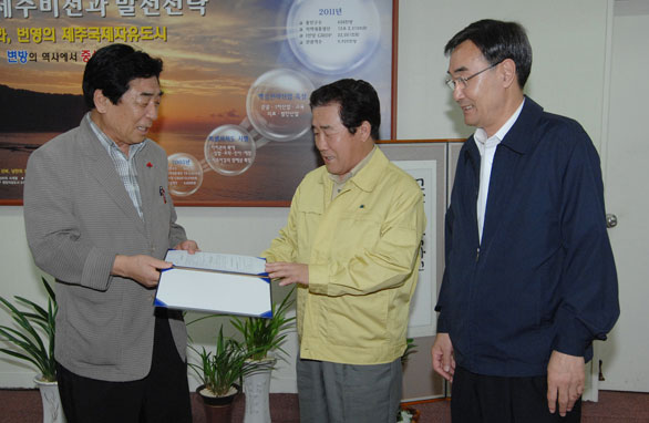 전체의원 및 사무처직원 수재의연금 전달