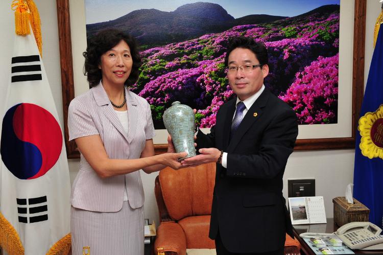 박희수 의장 제주 중국 총영사 신임