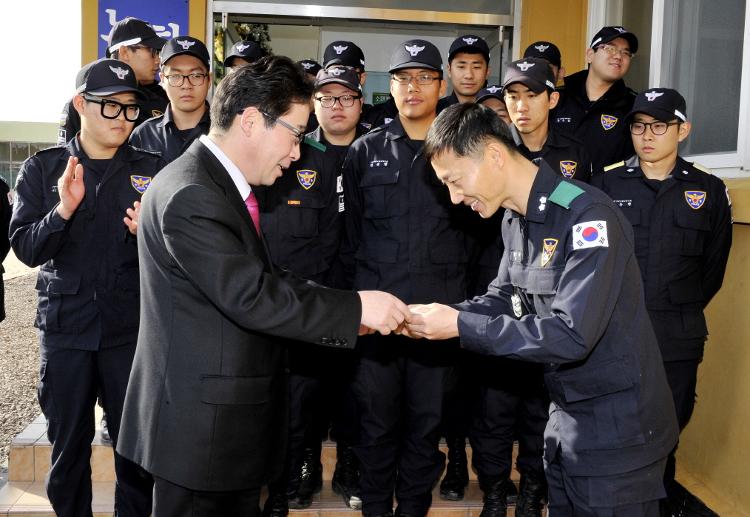 박희수의장 연말연시 경비부대 위문방문