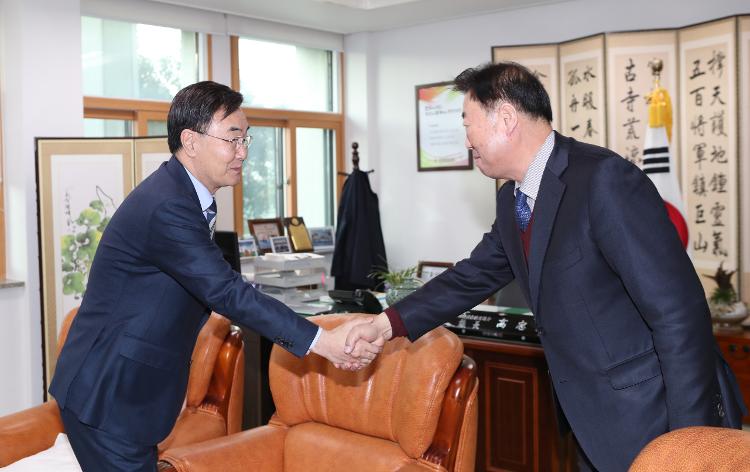 김방훈 자유한국당 제주도당위원장 고충홍 의장 내방