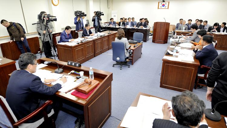 행정자치위원회 회의-행정자치위원회 회의실