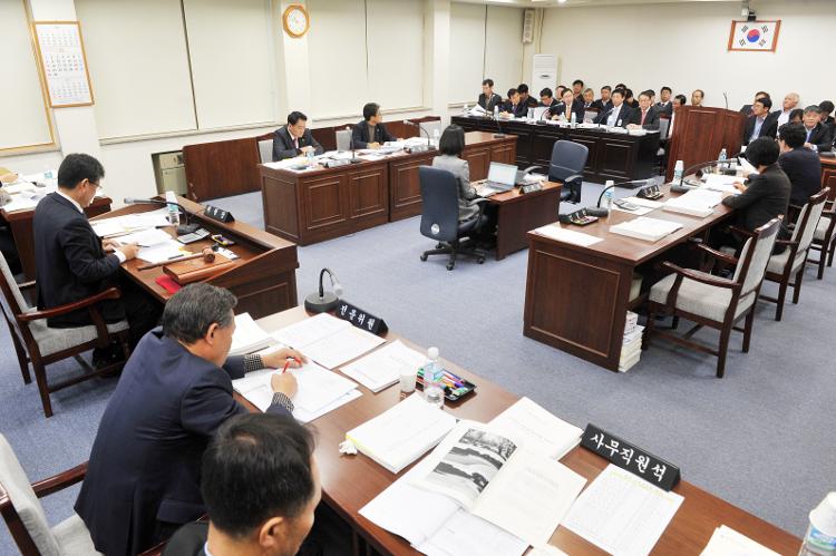  제355회 제2차 정례회 행정자치위원회 제6차회의- 행정자치위원회 회의실