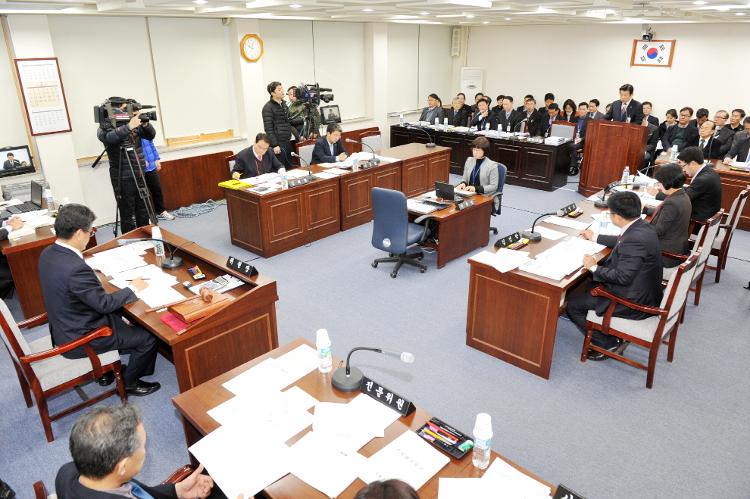  제337회 임시회 기간중 행정자치위원회 회의- 행정자치위원회회의실