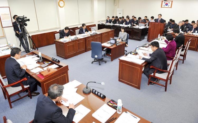  행정자치위원회 제2차회의- 행정자치위원회회의실