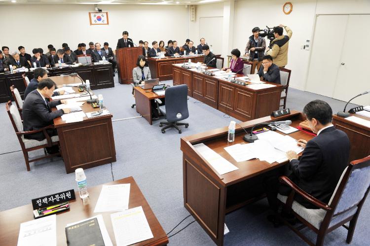  행정자치위원회회의- 행정자치위원회 회의실