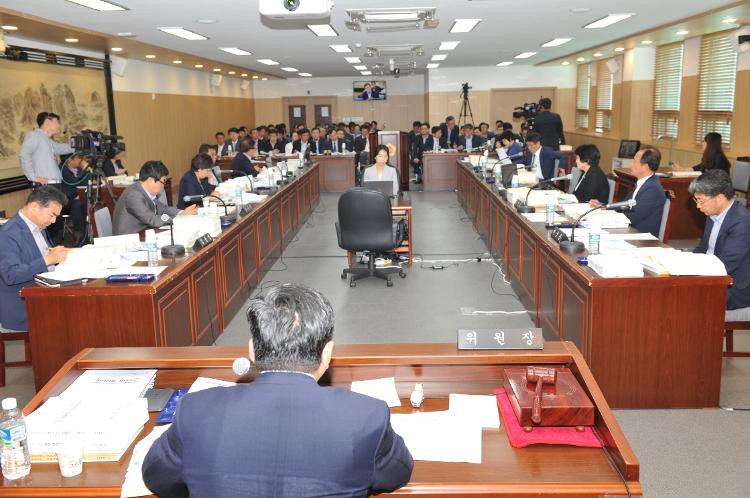 제340회 임시회 예결위 추가경정 예산안 심사-대회의실