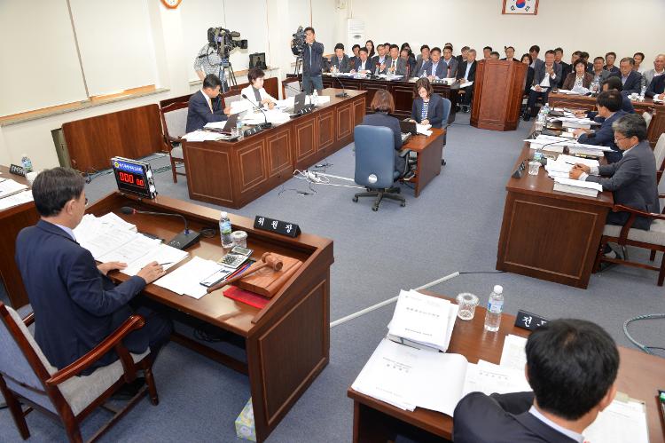 제355회 제주특별자치도의회 임시회 행정자치위원회 회의- 행정자치위원회 회의실
