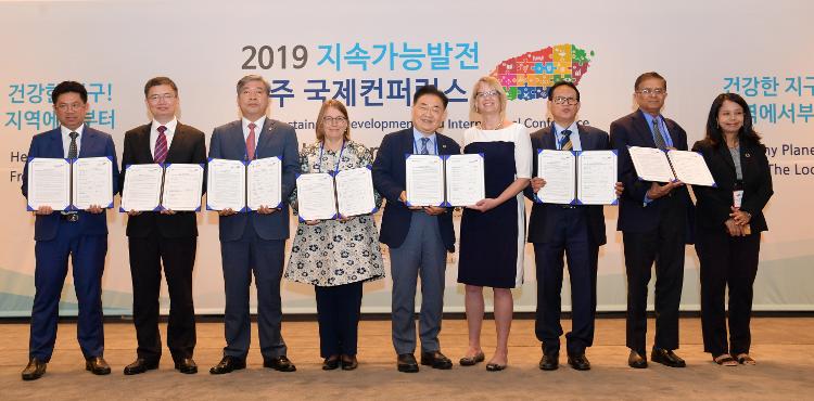  2019 지속가능발전 국제컨퍼런스 리더스 라운드 테이블 회의- 메종글래드호텔 크리스탈홀