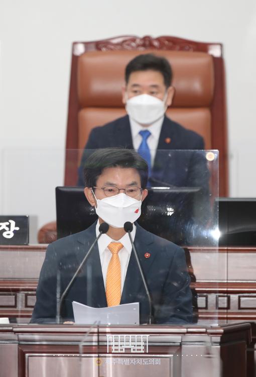 제400회 제주도의회 제2차 정례회 이석문 교육감 답변 모습