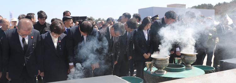 제71주년 제주4.3희생자 추념식 제주도의회 의원 헌화 및 분향