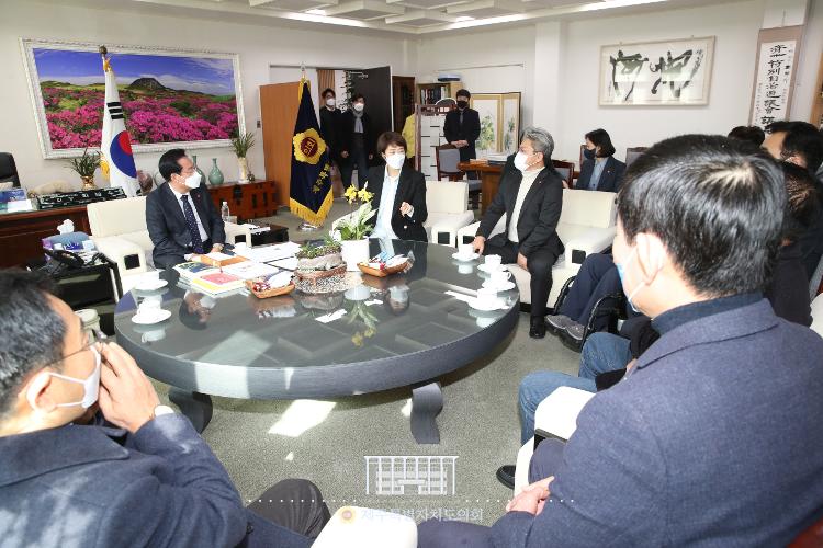 고민정 국회의원 좌남수 의장 예방