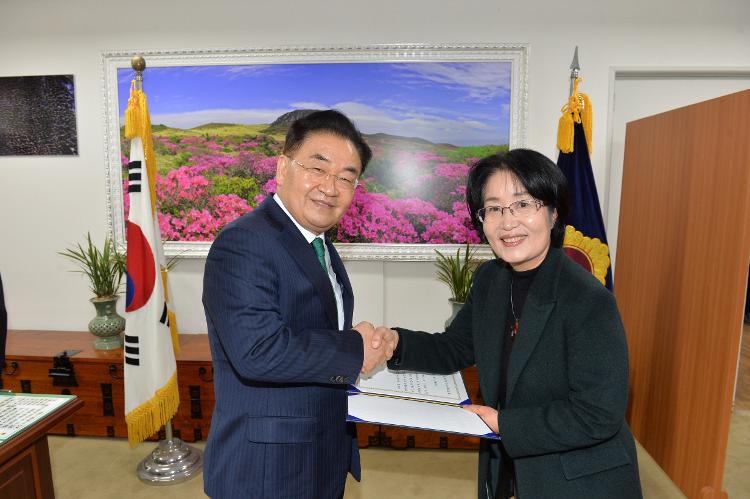 의원공무국외여행심의위원 위촉장 수여- 의장실