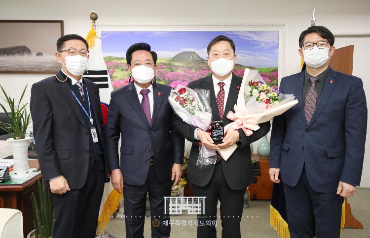 제주자치도 해양수산국장에 감사패 수여