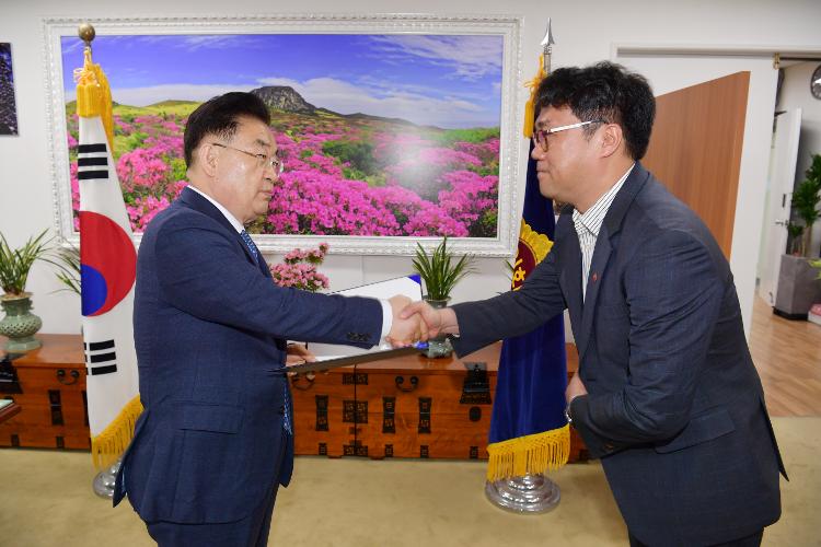   윤형석 농수축경제위원회 정책자문위원 임용장 수여식- 의장실