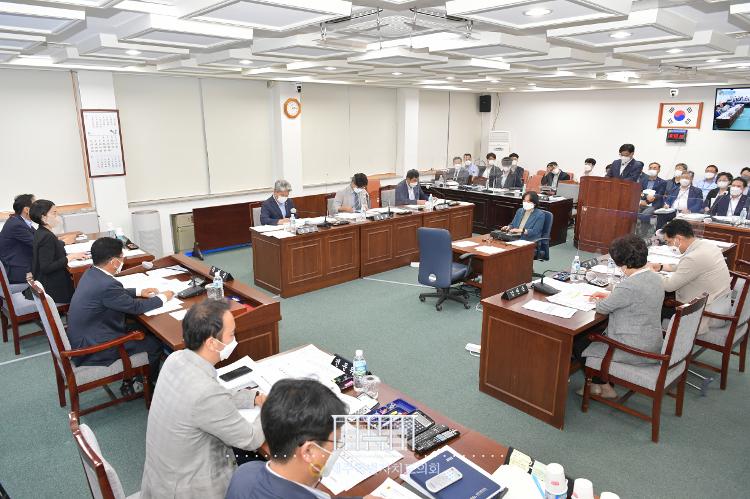 제405회 임시회 행정자치위원회 제1차 회의- 행정자치위원회 회의실