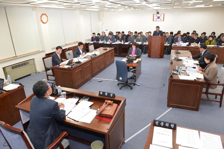  제358회 제주특별자치도의회 임시회 행정자치위원회 제4차회의- 행정자치위원회 회의실