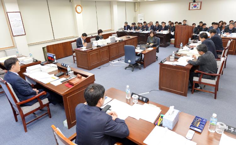  제356회 제주특별자치도의회 제1차 정례회 행정자치위원회 제3차회의- 행정자치위원회 회의실