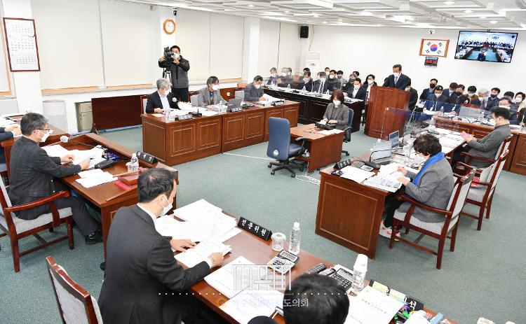 제402회 행정자치위원회 제4차회의- 행정자치위원회 회의실
