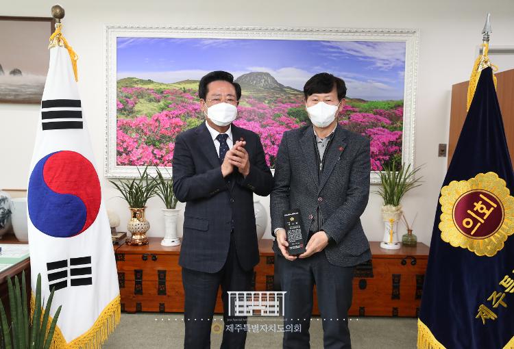 퇴직 공무원 감사패 전달