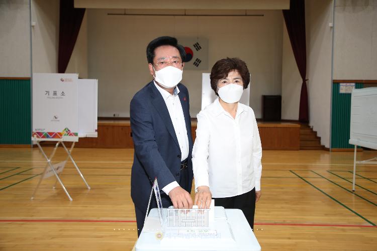 좌남수 의장 제8회 지방선거 투표