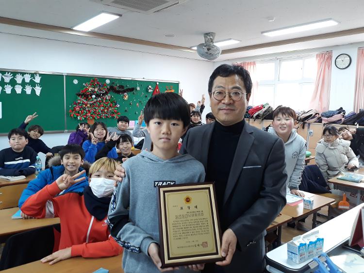 제주특별자치도의회(의장 김태석) 외도초 어린이 표창 격려