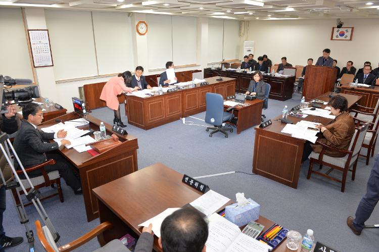 제357회 임시회 행정자치위원회회의- 행정자치위원회 회의실