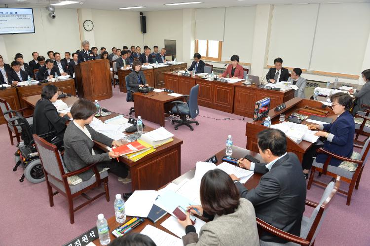  제365회 임시회 보건복지안전위원회 행정사무감사- 보건복지안전위원회 회의실