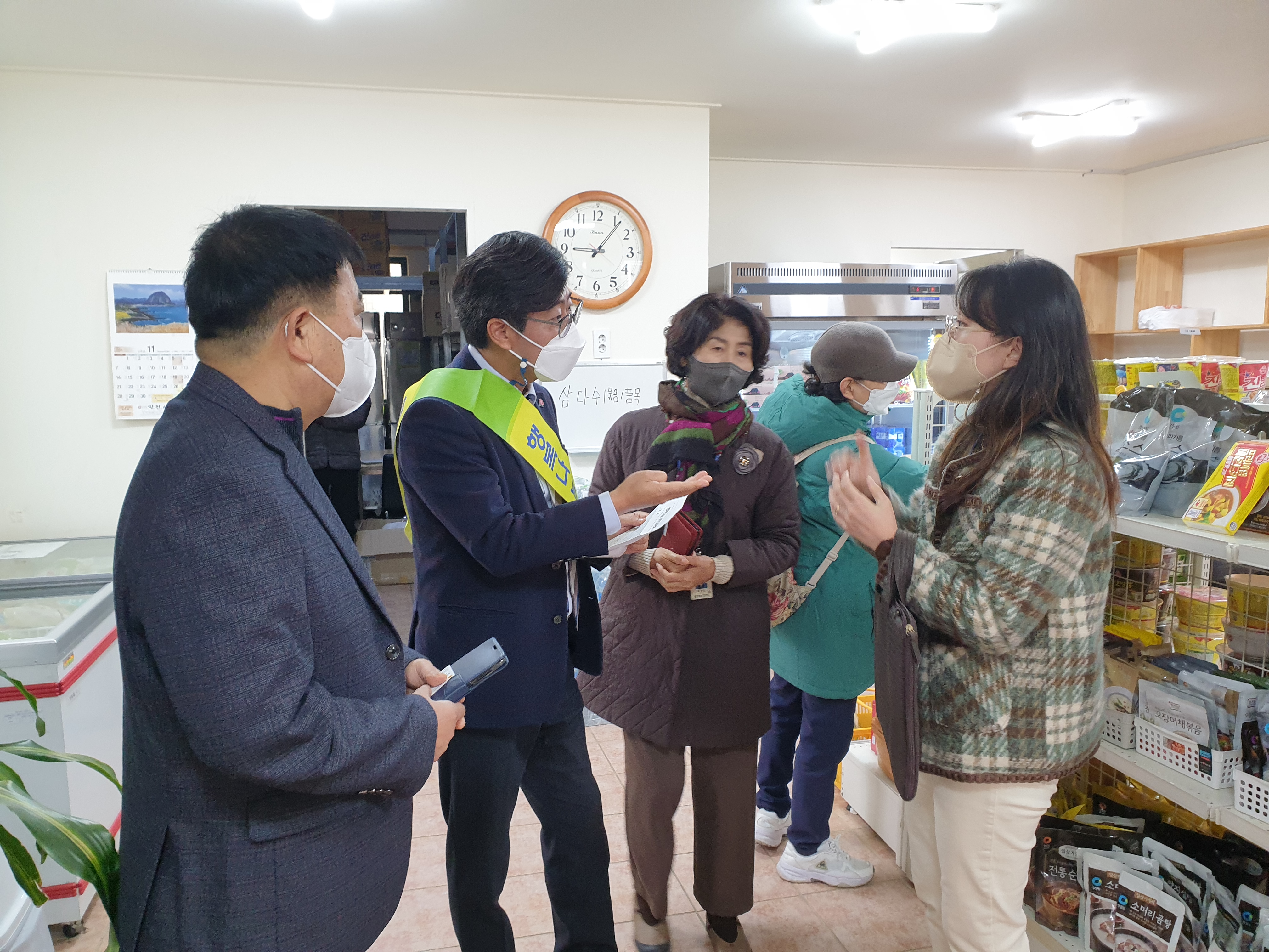 문종태･송영훈 의원 행복나눔 푸드마켓 개최 1일 센터장 체험