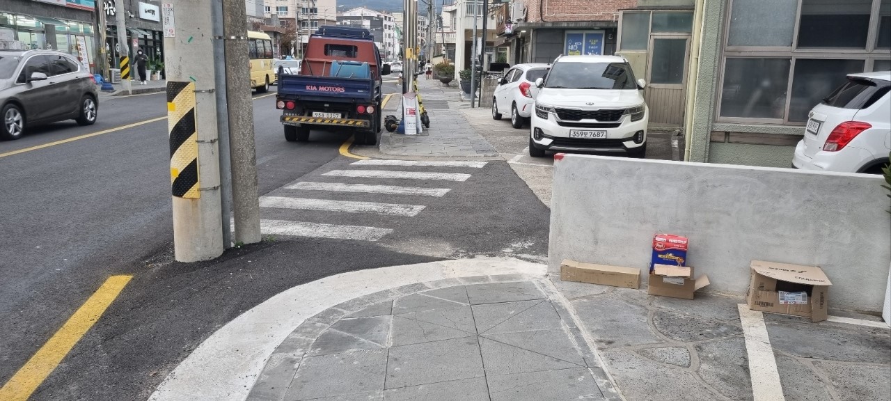 도로 전주 이설 및 횡단 보도 재도색 요청