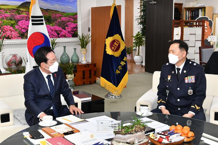  김인창 제주지방해양경찰청장 좌남수 의장 예방- 의장실