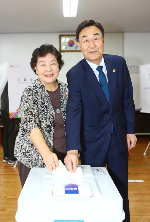 고충홍 제주특별자치도의회 의장 지방선거 투표